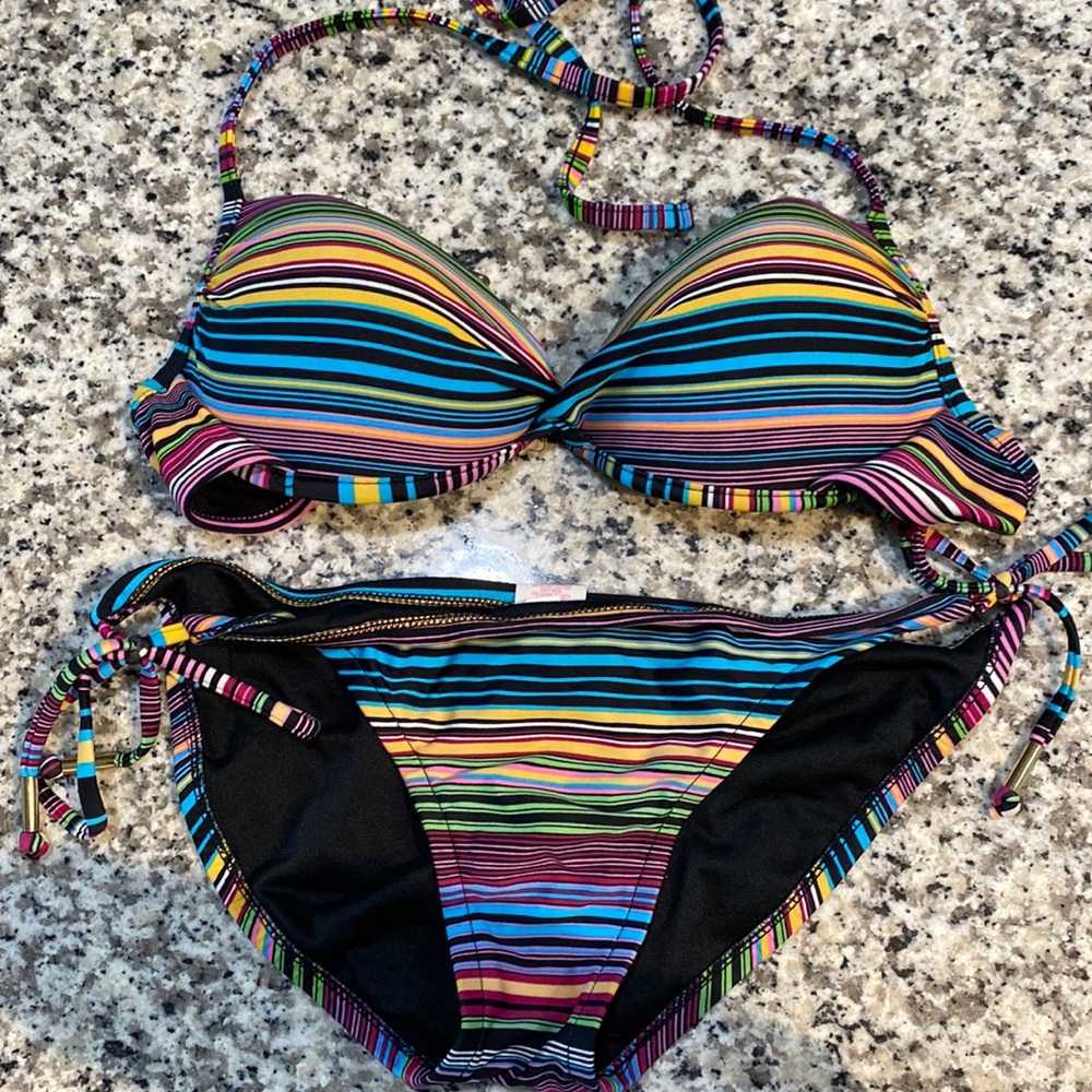 Medium xhilaration swimsuit set. Top is push-up.